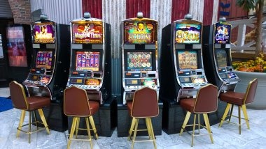 Mobile interface showing Singapore Pools betting window and live dealer feed